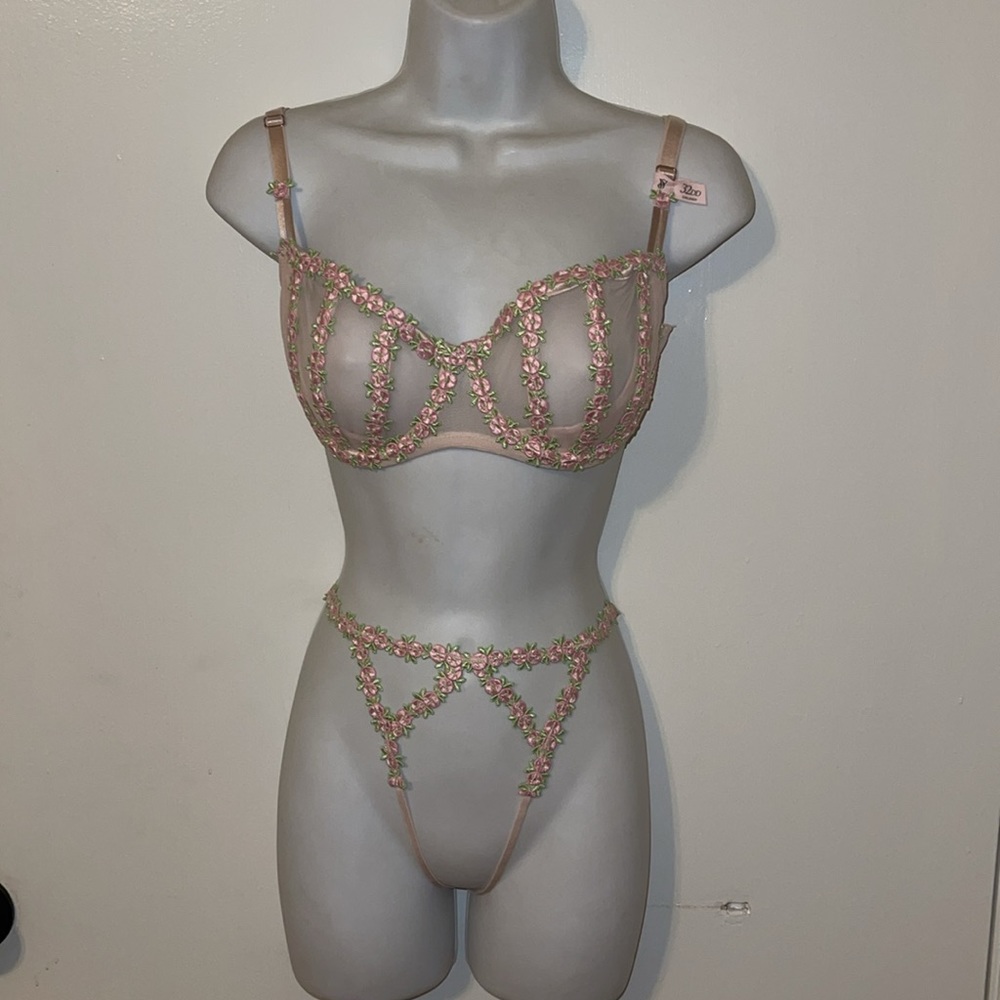 NWT VS Unlined Balconette Bra & crotchless V string panty Delicate rosebud